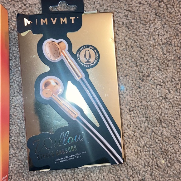 All for $30 or best offer/power bank,iPhone 11 pro and earbuds. - Picture 4 of 14